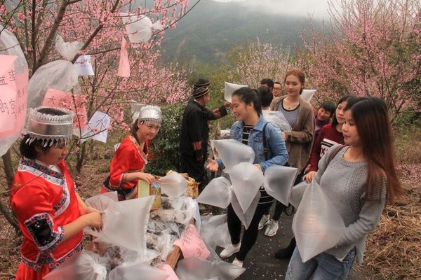 Locals sell to visitors plastic bags containing air collected at the mountainous environment protection zone in Qingyuan, Guangdong province, March 19, 2016.Reuters