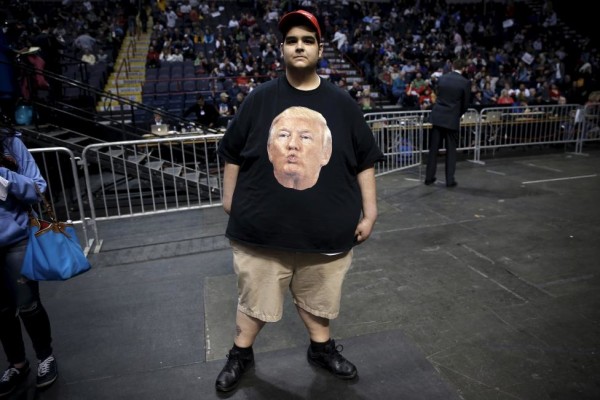 Matt Cuda from Verona, New York, wears a T-shirt of Republican U.S. presidential candidate Donald Trump at a Trump campaign rally in Albany, New York, April 11, 2016. REUTERS/Mike Segar