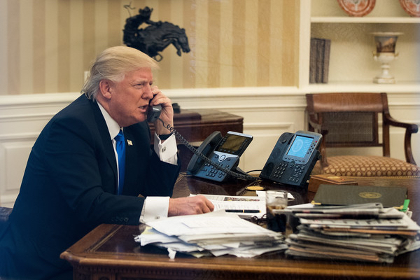 President Donald Trump speaks on the phone with Australian Prime Minister Malcolm Turnbull in the Oval Office of the White House, January 28, 2017 in Washington, DC. On Saturday, President Trump is making several phone calls with world leaders from Japan, Germany, Russia, France and Australia. (Jan. 27, 2017 - Source: Drew Angerer/Getty Images)
