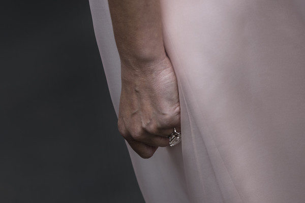 US First Lady Melania Trump's ring is viewed during the Easter Egg Roll on the South Lawn of the White House April 17, 2017 in Washington, DC. / AFP PHOTO / Brendan Smialowski