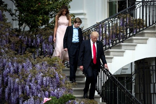 (L-R) US First Lady Melania Trump, Barron Trump and US President Donald Trump walk to the Easter Egg Roll on the South Lawn of the White House April 17, 2017 in Washington, DC. / AFP PHOTO / Brendan Smialowski