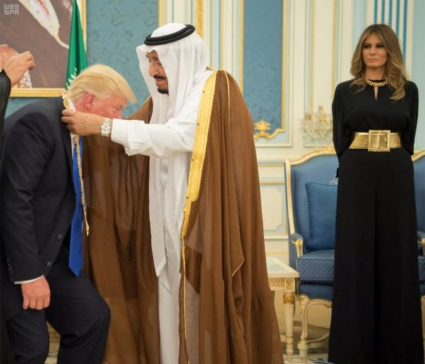 Saudi Arabia's King Salman bin Abdulaziz Al Saud presents U.S. President Donald Trump with the Collar of Abdulaziz Al Saud Medal as first lady Melania Trump watches, at the Royal Court in Riyadh. Saudi Press Agency/Handout via REUTERS