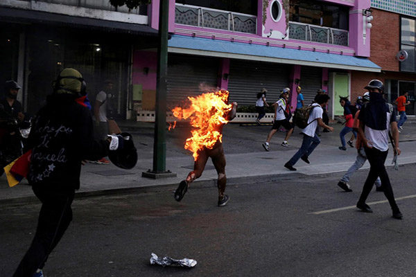 Man set on fire during Venezuela protests Caracas, Venezuela Photo: 20 May 2017. Caracas, Venezuela. Reuters/Marco Bello