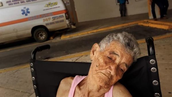 Bernadina Ortiz, 89, is released from the hospital in San Juan. (Carolyn Cole / Los Angeles Times)