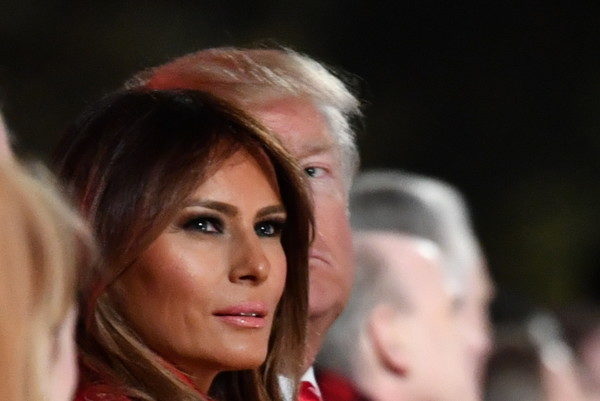 US President Donald Trump and First Lady Melania Trump look on during the 95th annual National Christmas Tree Lighting ceremony at the Ellipse in President's Park near the White House in Washington, DC on November 30, 2017. / AFP PHOTO / Nicholas Kamm).