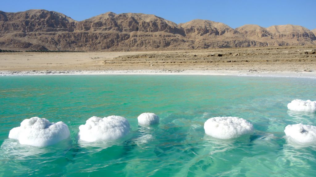 Photo: Melanie Lidman/Times of Israel. Caption: As the water level drops, scientists discovered “salt chimneys,” salt formations that grew around underground freshwater springs. They are unsure why the salt crystalizes around the streams of freshwater, like these pictured on January 11, 2017. 