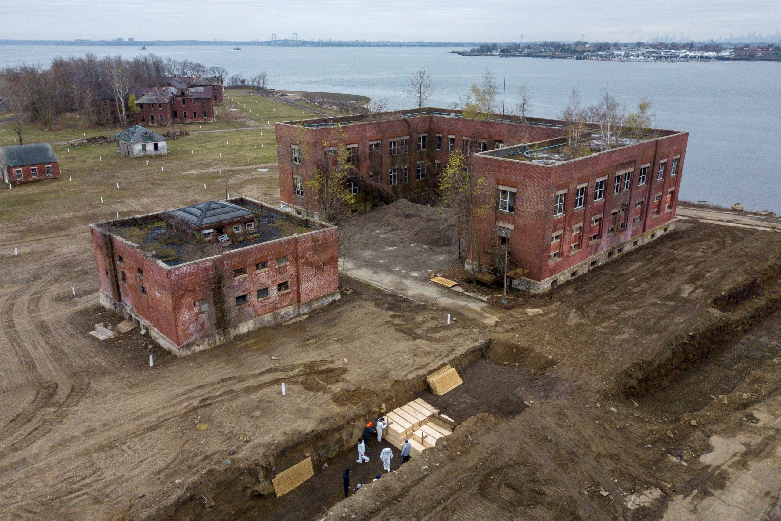 Chatting the Pictures: Significance of the Early Pandemic Drone Photo of NYC’s Hart Island