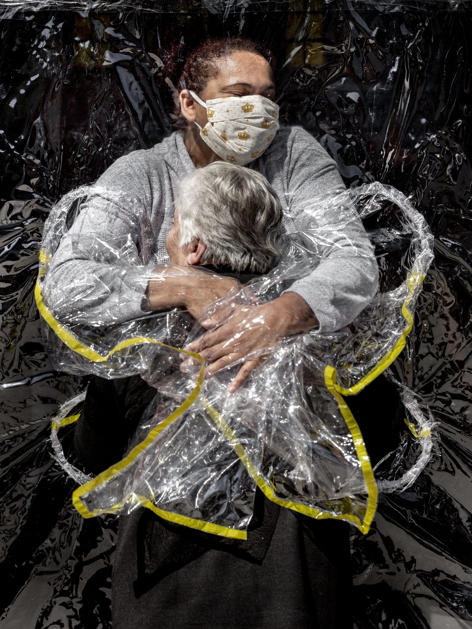 Chatting the Pictures: World Press Photo of The Year, A COVID-19 Hug