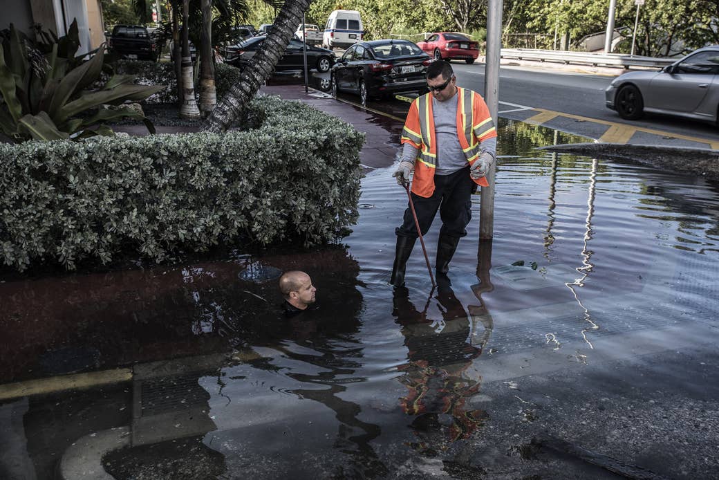 Chatting the Pictures: Submerged Man in Miami and Kadir van Lohuizen’s Essential Climate Imagery