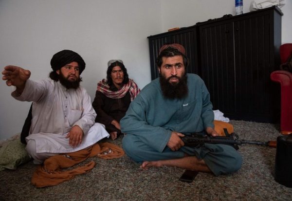 Taliban chief Amir Mohammed Mohammed (t.h.) would not leave us go without accepting some tea and Afghan bread.