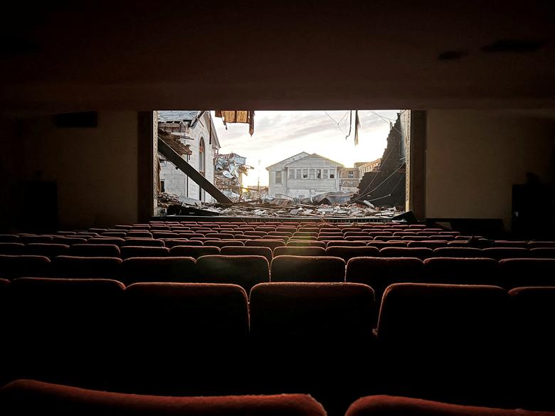 Chatting the Pictures: Tornado Photo from Wrecked Kentucky Theater is Like a Movie
